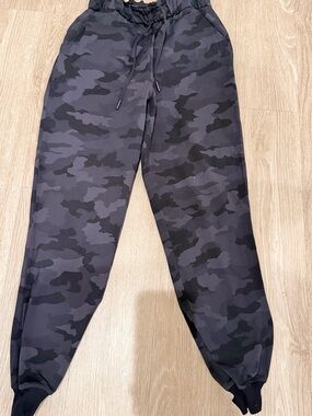 lululemon women's black activewear top with ivory tag